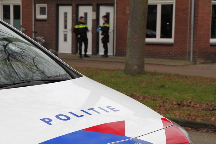 Politie gaat bij woning naar binnen