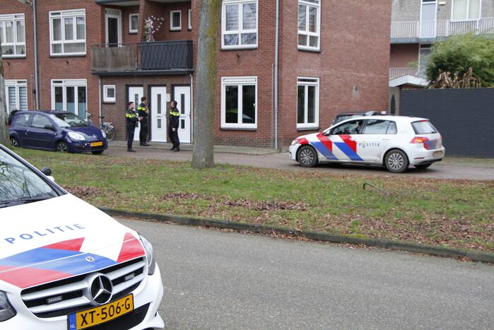 Politie gaat bij woning naar binnen
