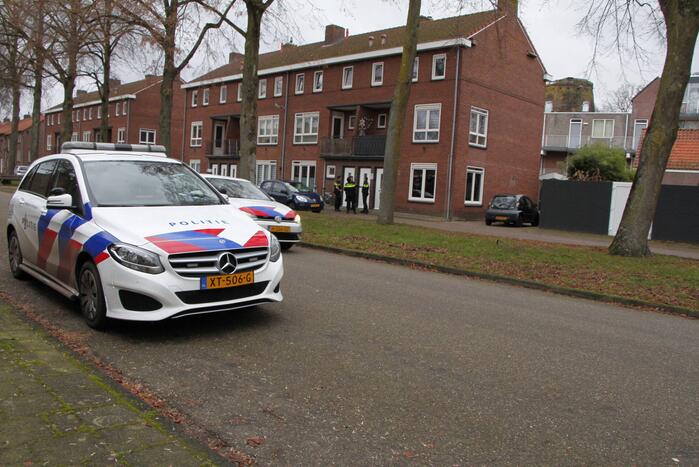 Politie gaat bij woning naar binnen