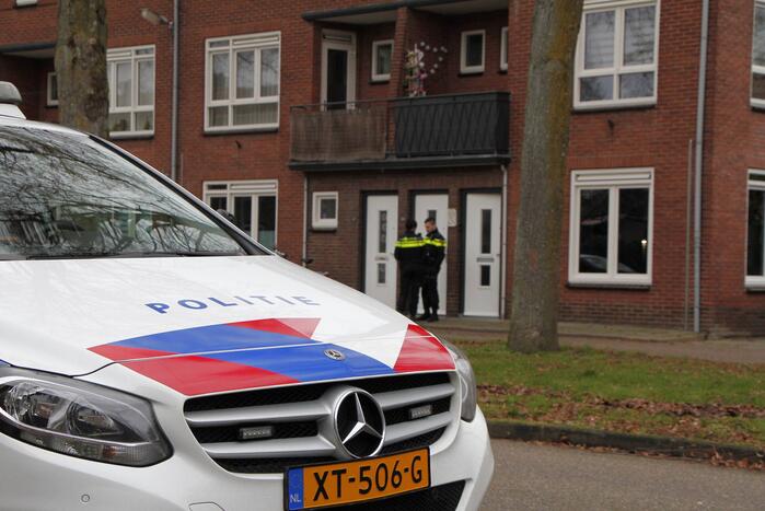 Politie gaat bij woning naar binnen