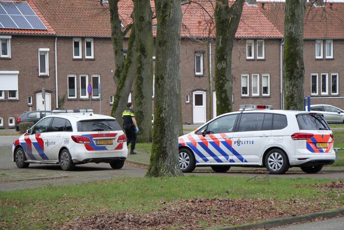 Politie gaat bij woning naar binnen