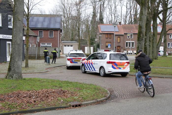 Politie gaat bij woning naar binnen