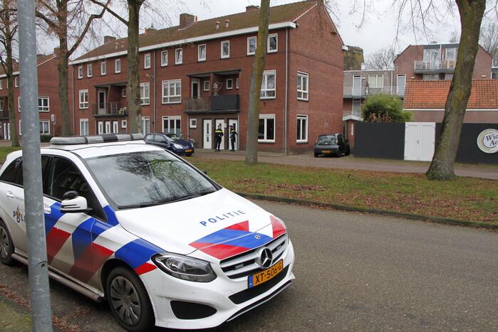 Politie gaat bij woning naar binnen