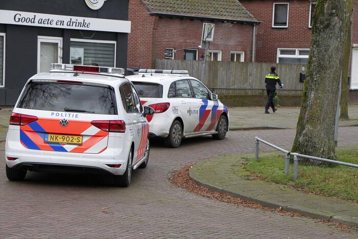 Politie gaat bij woning naar binnen
