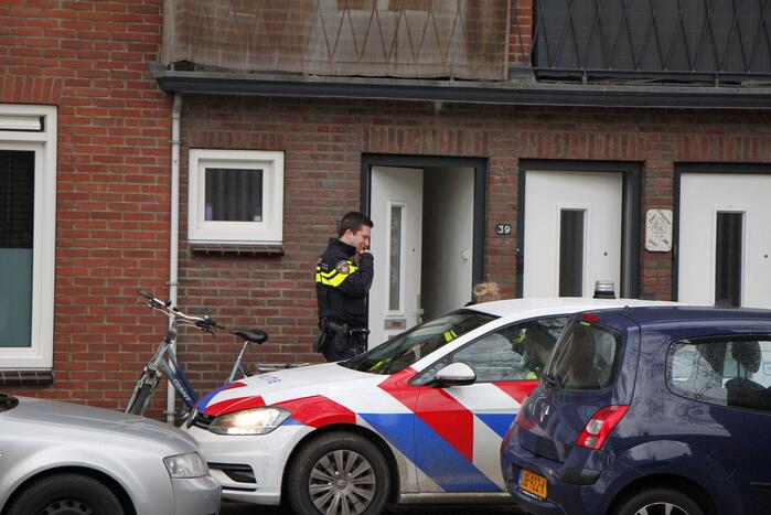 Politie gaat bij woning naar binnen