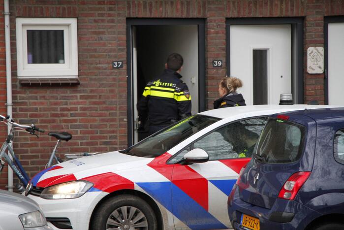 Politie gaat bij woning naar binnen