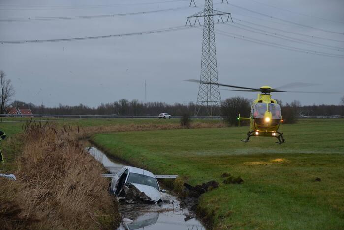 Gestolen auto crasht in sloot