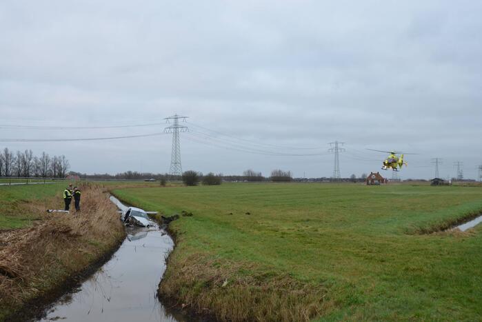 Gestolen auto crasht in sloot