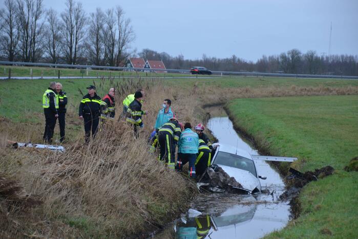 Gestolen auto crasht in sloot