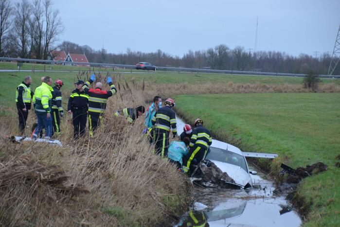 Gestolen auto crasht in sloot
