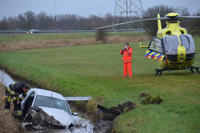 Gestolen auto crasht in sloot