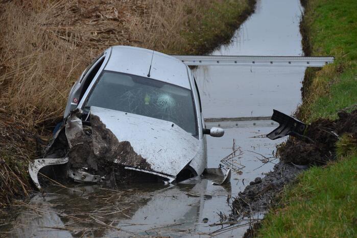 Gestolen auto crasht in sloot