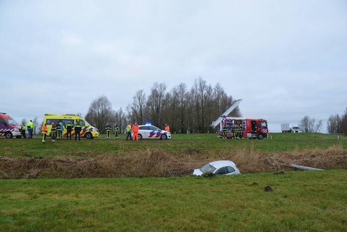 Gestolen auto crasht in sloot