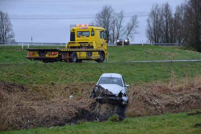 Gestolen auto crasht in sloot