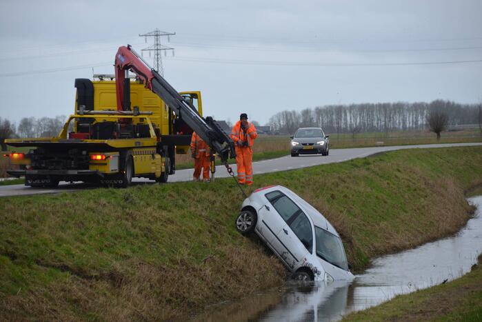 Auto belandt in sloot
