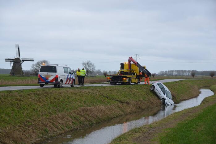 Auto belandt in sloot