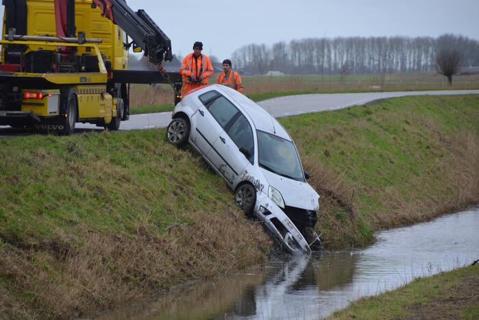 Auto belandt in sloot