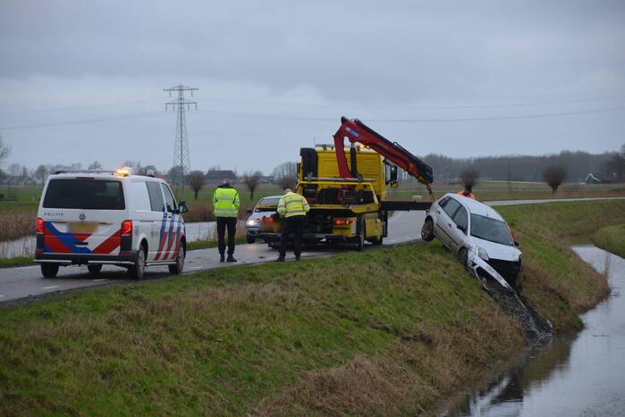 Auto belandt in sloot