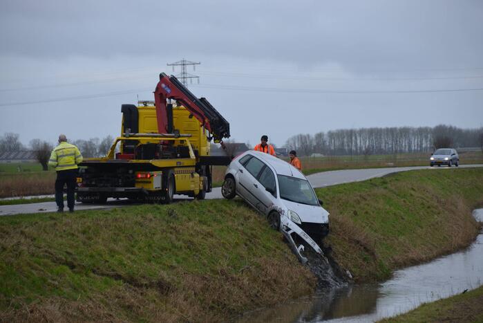 Auto belandt in sloot