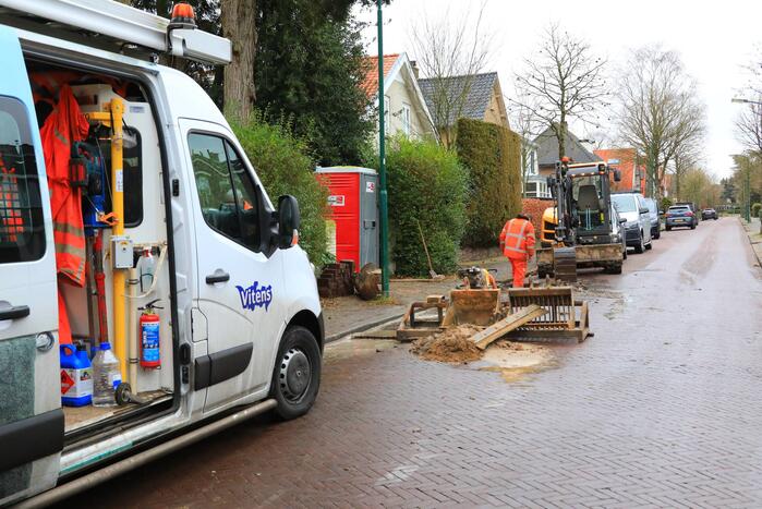 Straat opengebroken door waterlekkage