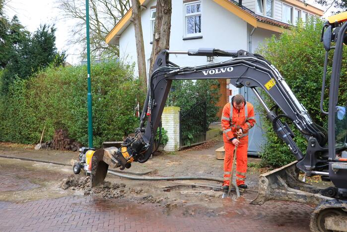 Straat opengebroken door waterlekkage