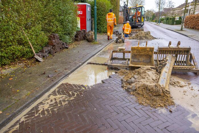 Straat opengebroken door waterlekkage