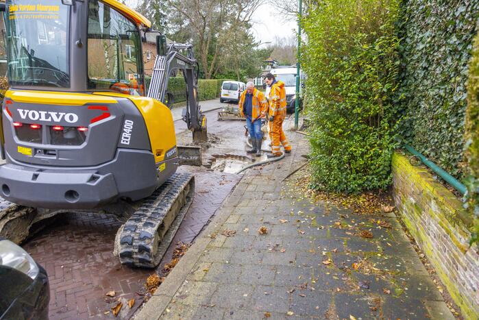 Straat opengebroken door waterlekkage
