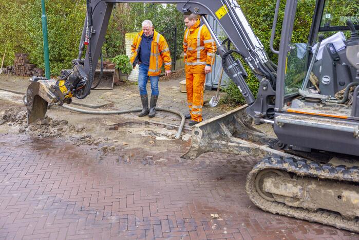 Straat opengebroken door waterlekkage