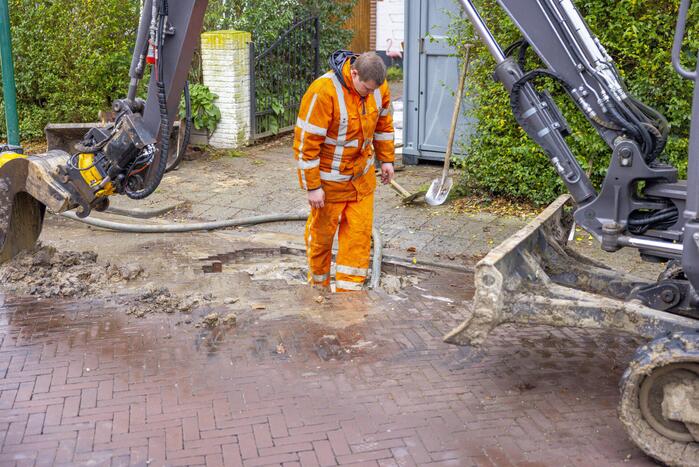 Straat opengebroken door waterlekkage