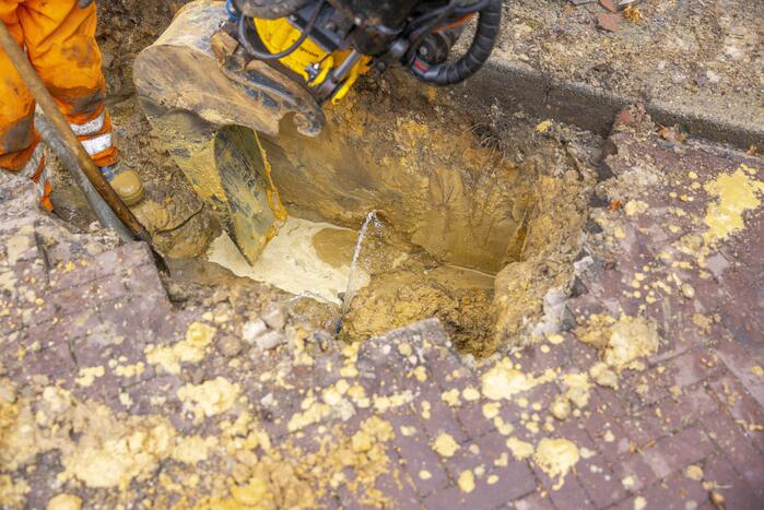 Straat opengebroken door waterlekkage