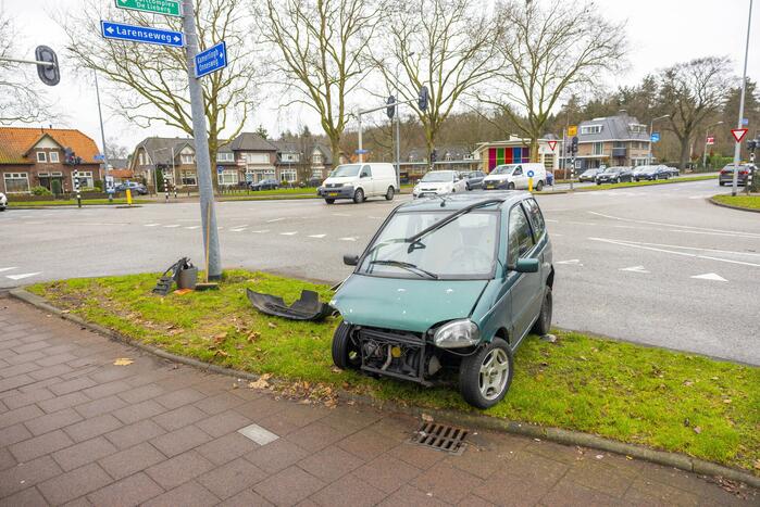 Afslaande brommobiel botst op personenauto