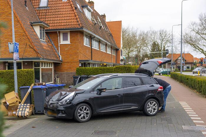 Afslaande brommobiel botst op personenauto