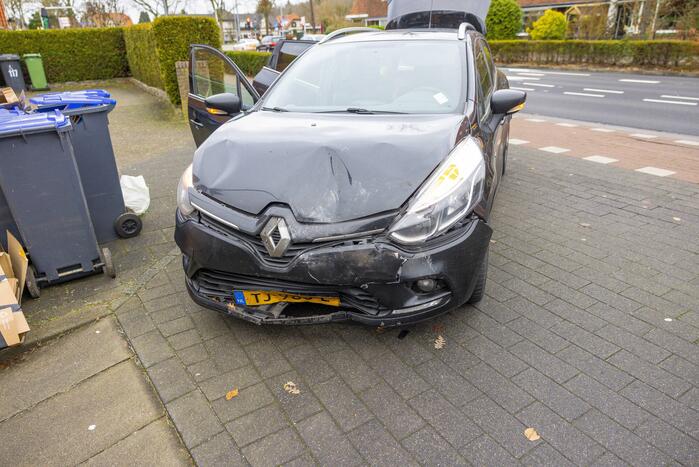Afslaande brommobiel botst op personenauto