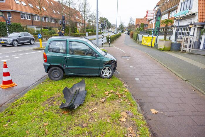 Afslaande brommobiel botst op personenauto
