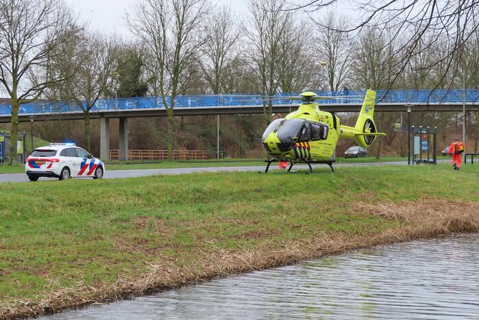 Traumahelikopter landt langs drukke weg