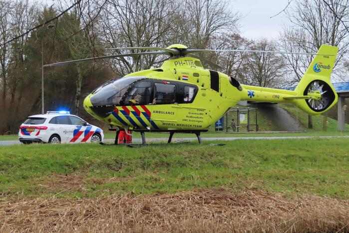 Traumahelikopter landt langs drukke weg