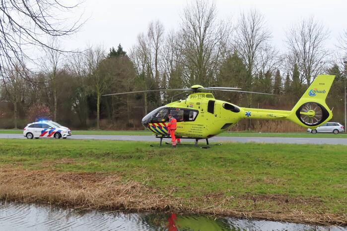 Traumahelikopter landt langs drukke weg