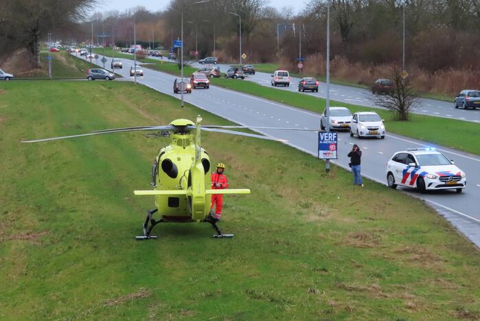 Traumahelikopter landt langs drukke weg