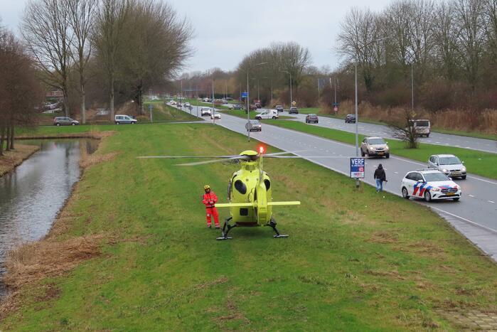 Traumahelikopter landt langs drukke weg