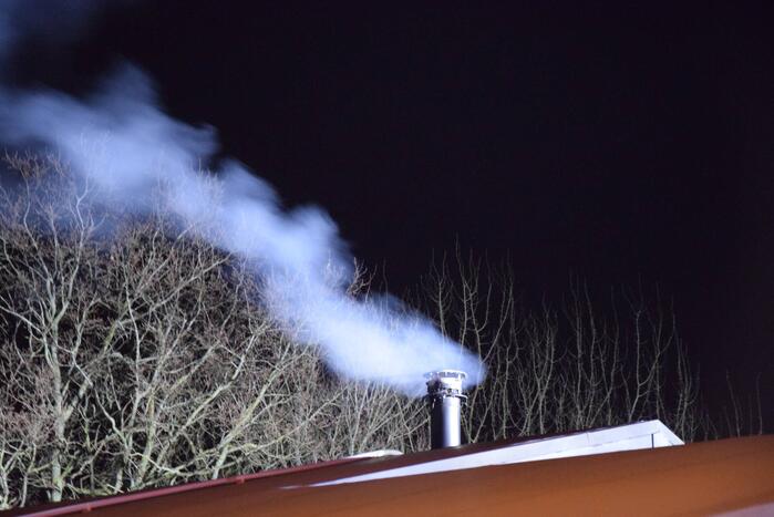 Schoorsteenbrand zorgt voor forse rookontwikkeling