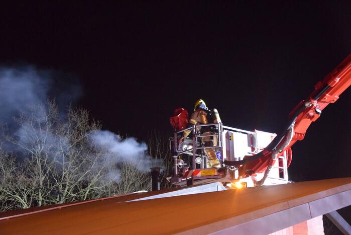 Schoorsteenbrand zorgt voor forse rookontwikkeling