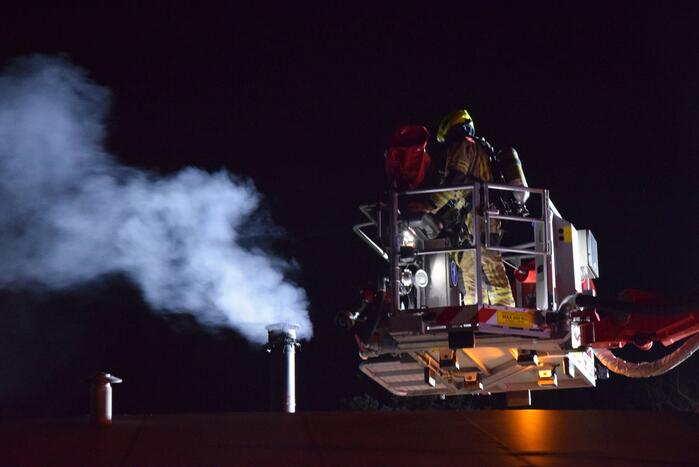 Schoorsteenbrand zorgt voor forse rookontwikkeling