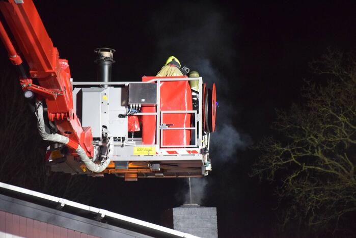 Schoorsteenbrand zorgt voor forse rookontwikkeling