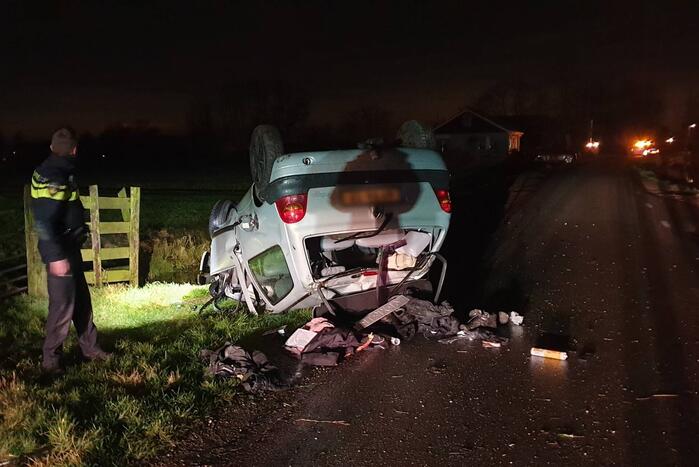 Auto belandt op op zijn kop