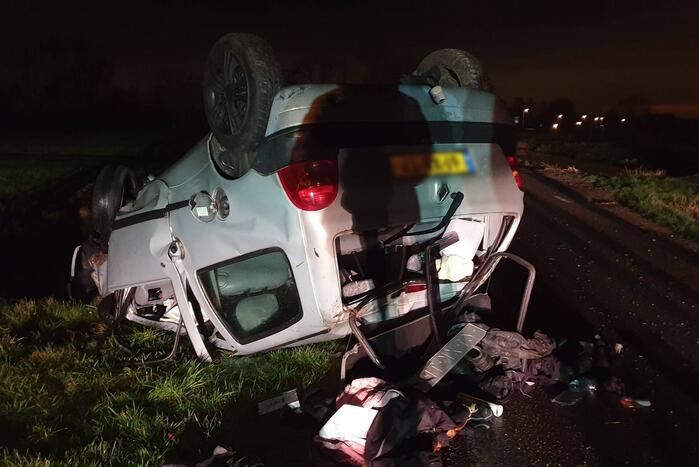 Auto belandt op op zijn kop