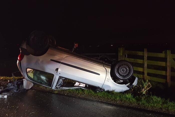 Auto belandt op op zijn kop
