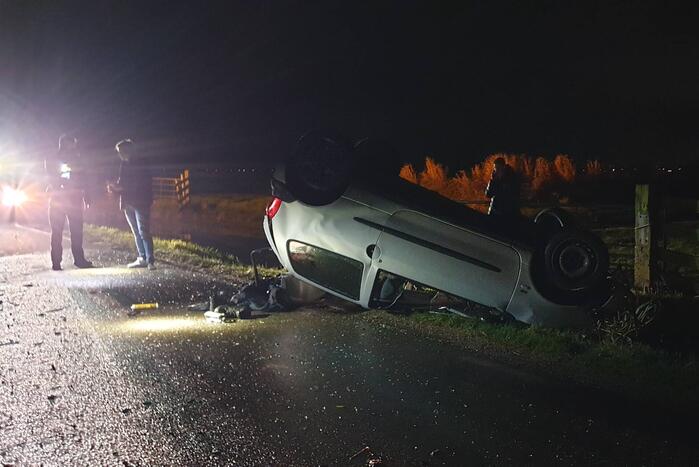 Auto belandt op op zijn kop