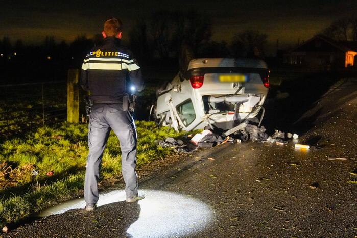 Auto belandt op op zijn kop
