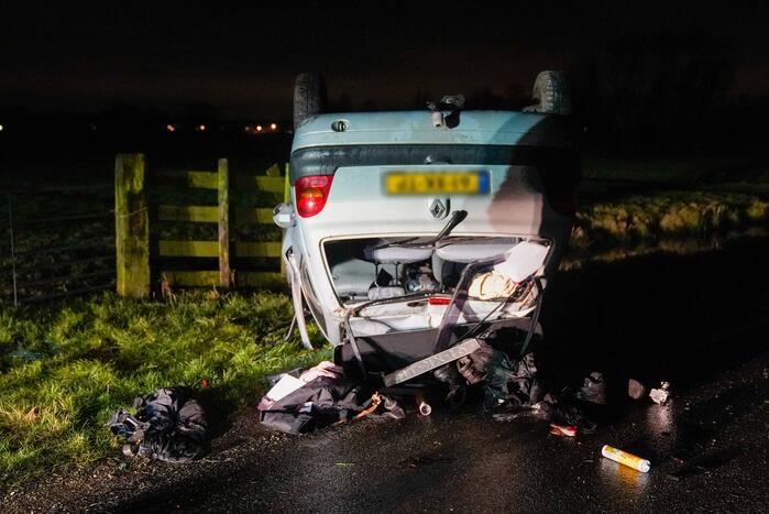 Auto belandt op op zijn kop