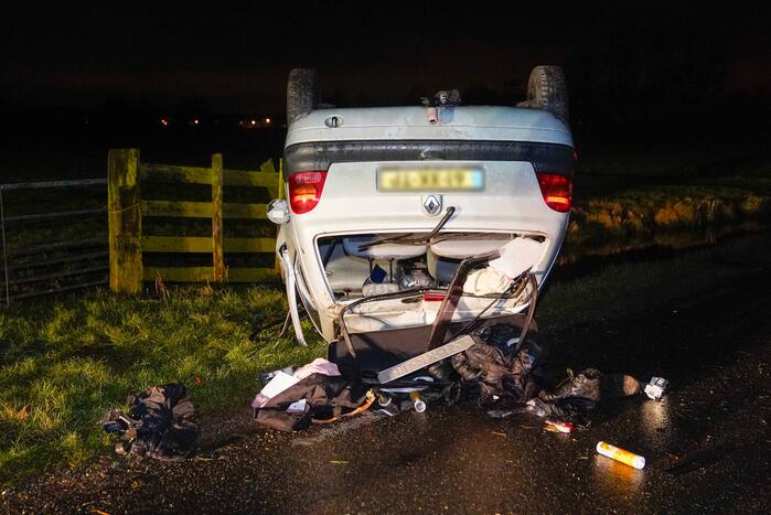Auto belandt op op zijn kop